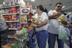 Venezuelans shop for groceries at a supermarket in Cucuta, Norte de Santander department, Colombia on July 10, 2016. Thousands of Venezuelans crossed Sunday the border with Colombia to take advantage of its 12-hour opening after it was closed by the Venezuelan government 11 months ago. Venezuelans rushed to Cucuta to buy food and medicines which are scarce in their country. / AFP PHOTO / Schneyder Mendoza