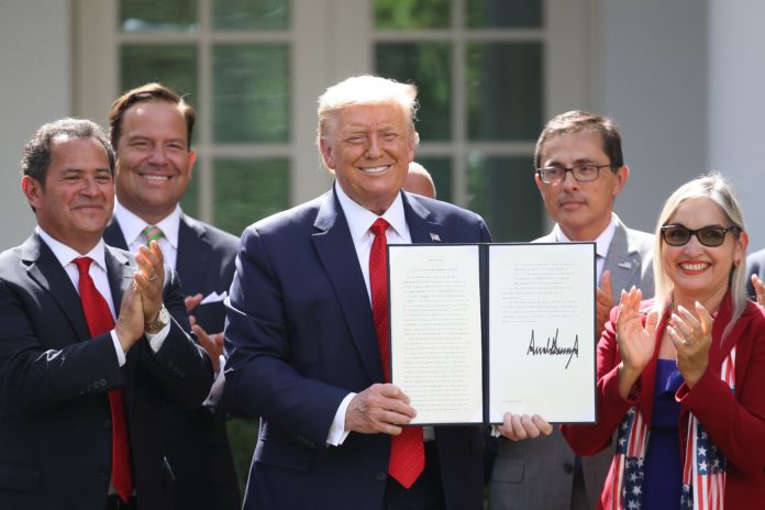 Trump firmó una orden ejecutiva a favor de la comunidad latina