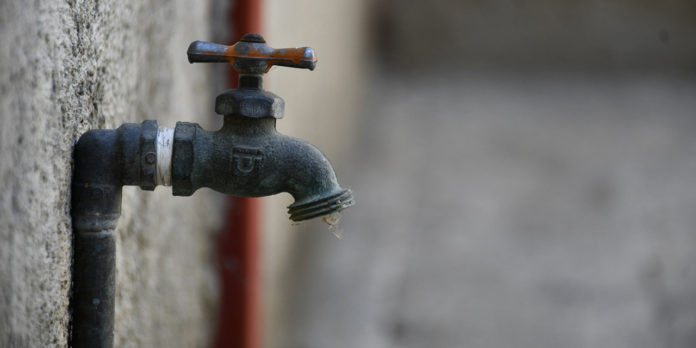 Vecinos de Ciudad Guayana cambian comida por agua potable