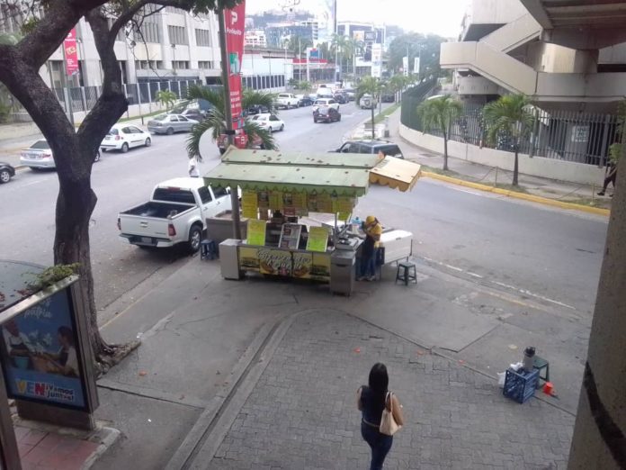 Buhoneros de comida rápida comenzaron a realizar ajustes sobre el millón de bolívares