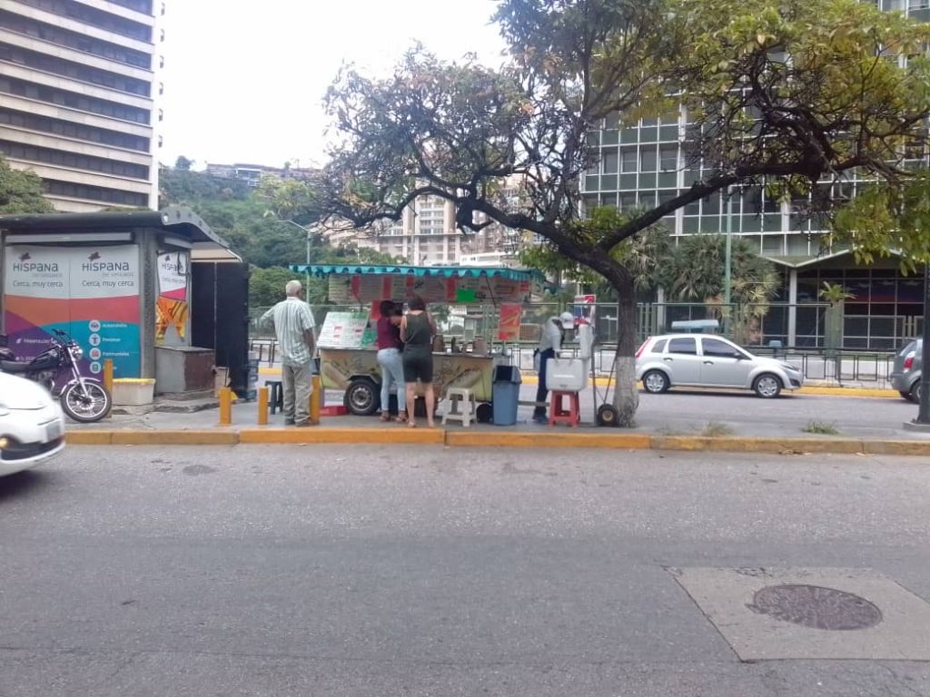 En puestos de comida rápida comenzaron a realizar ajustes sobre el millón de bolívares por dólar