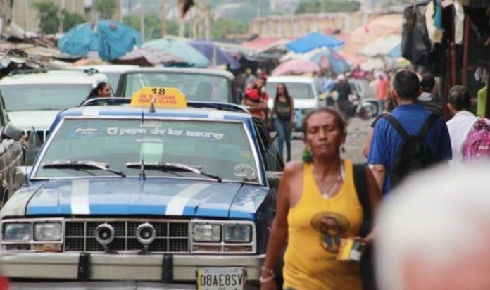 Desde carretas con burros hasta camiones de refrescos utilizan en Maracaibo para transportarse