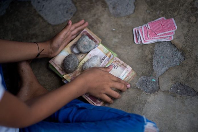 Niños juegan ajiley con billetes venezolanos: “si vos ponéis cien, te ganáis cien”