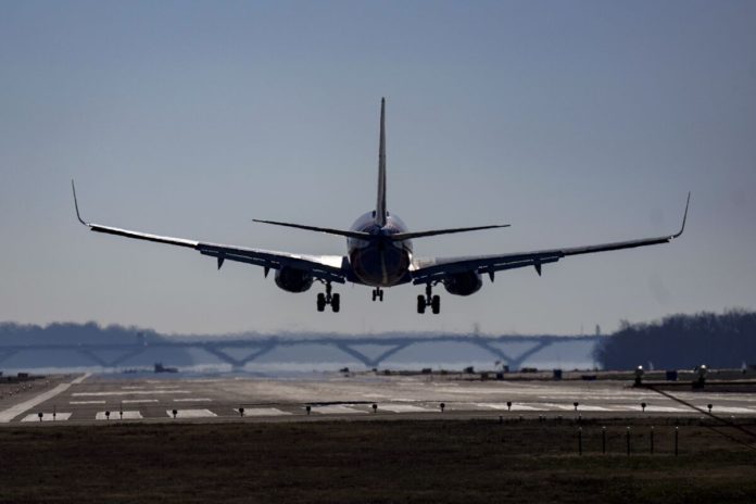 Se reanuda gradualmente el tráfico aéreo en EEUU tras la suspensión de todos sus vuelos