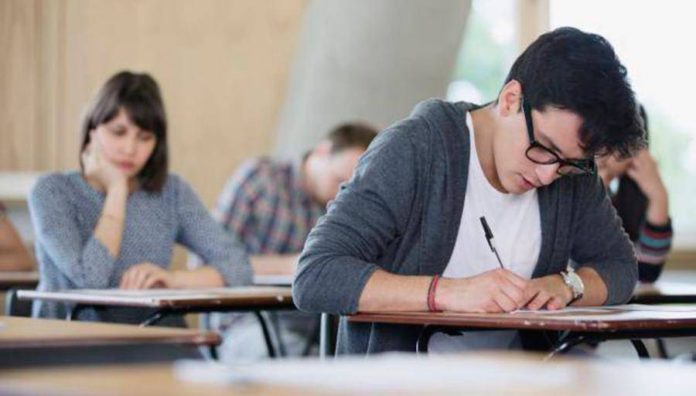 estudiante universitario en clases