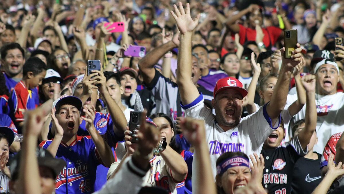 Decenas de personas celebran triunfo de Tiburones de La Guaira con